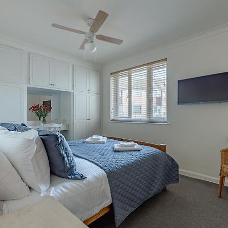 Luxury 2 Bed Room Lake View Apt Bowness Parking Exteriör bild