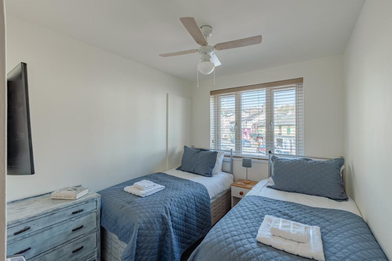 Luxury 2 Bed Room Lake View Apt Bowness Parking Exteriör bild