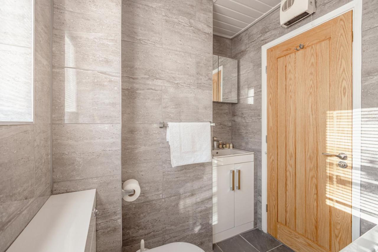 Luxury 2 Bed Room Lake View Apt Bowness Parking Exteriör bild