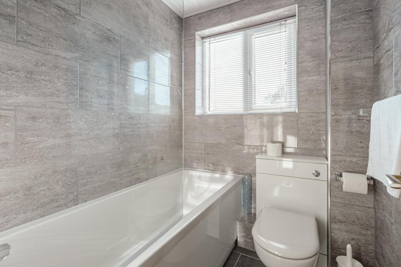 Luxury 2 Bed Room Lake View Apt Bowness Parking Exteriör bild