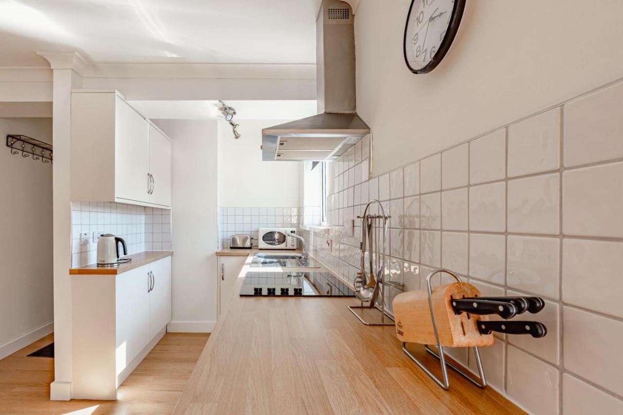Luxury 2 Bed Room Lake View Apt Bowness Parking Exteriör bild