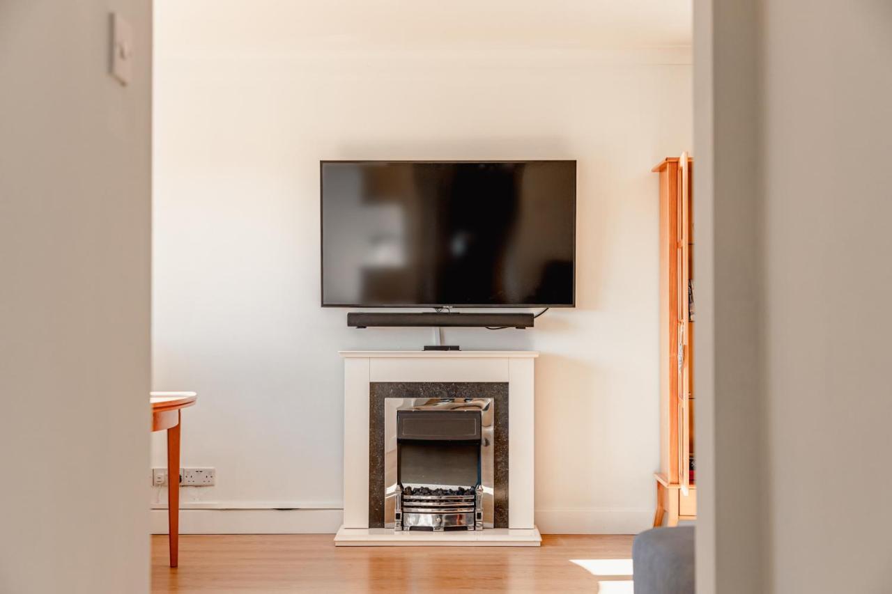 Luxury 2 Bed Room Lake View Apt Bowness Parking Exteriör bild