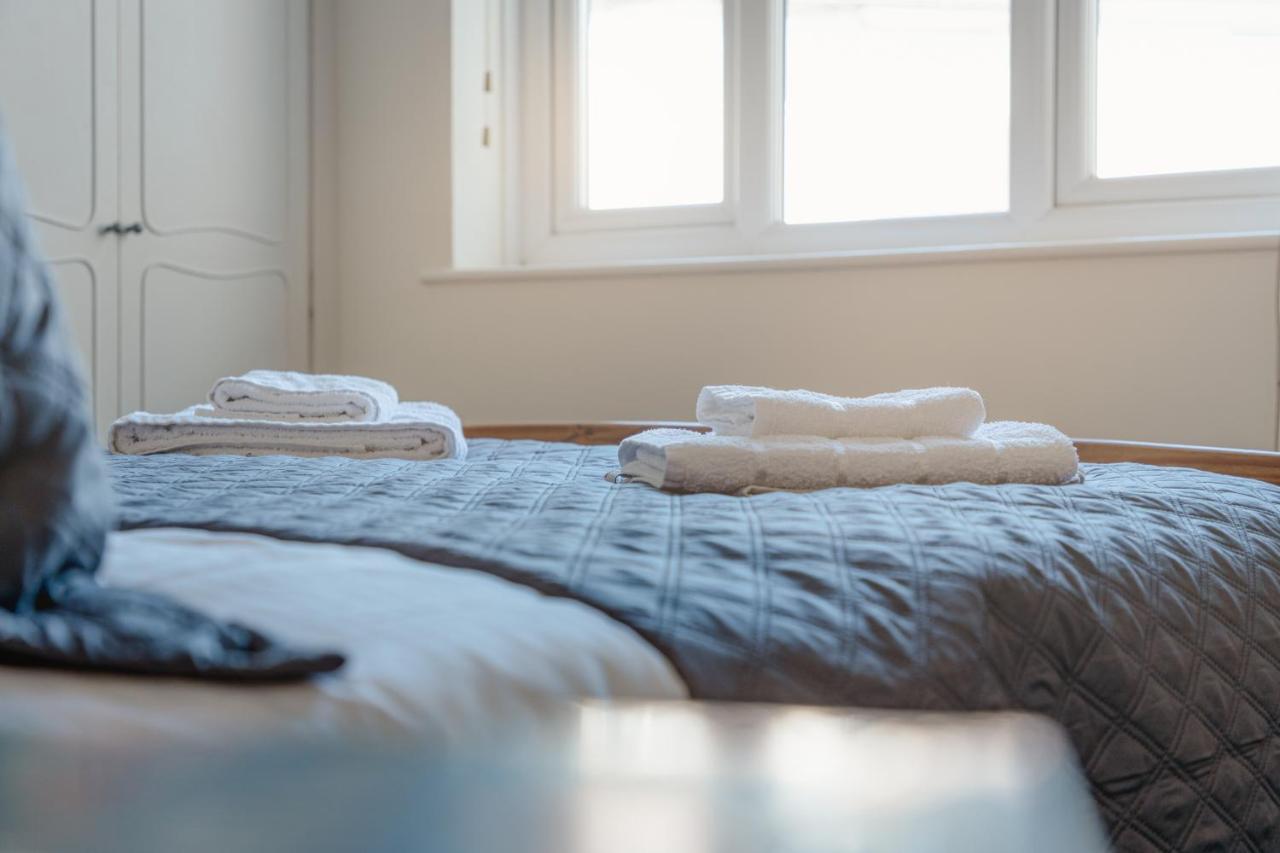 Luxury 2 Bed Room Lake View Apt Bowness Parking Exteriör bild