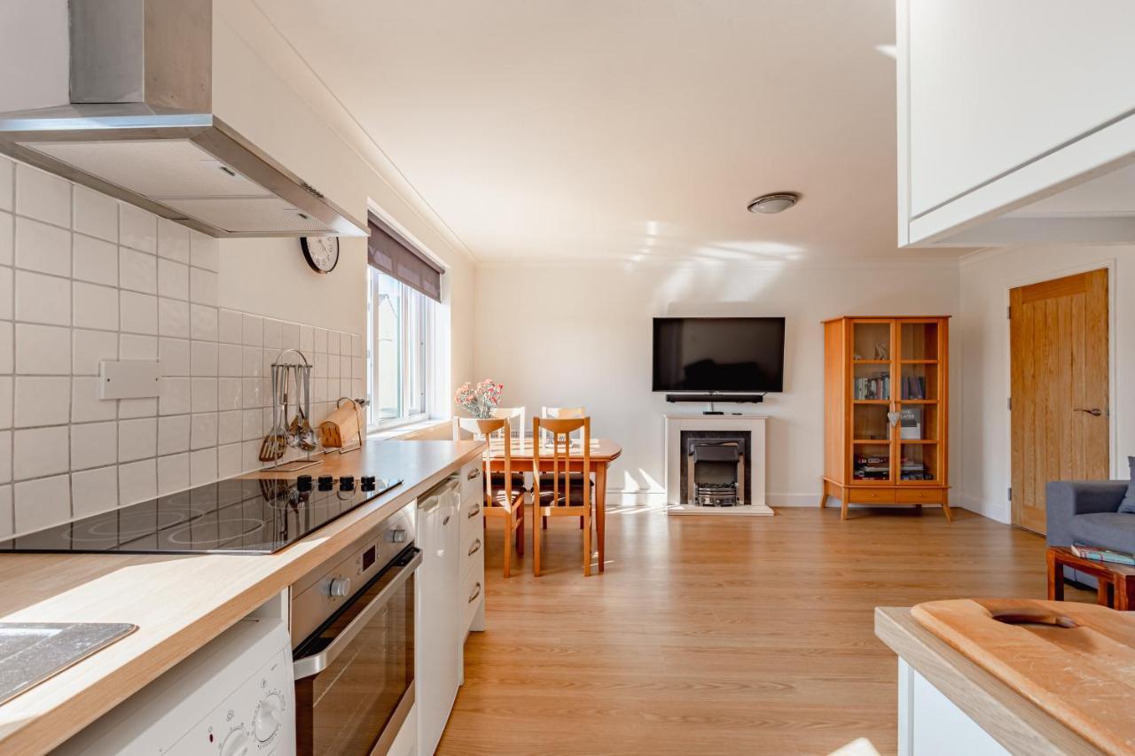 Luxury 2 Bed Room Lake View Apt Bowness Parking Exteriör bild